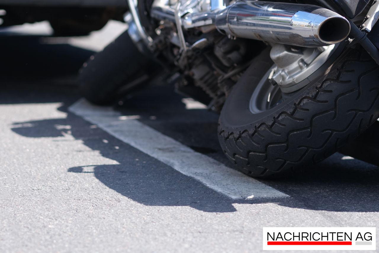 Motorradfahrer rast im Baustellenbereich: Schwerer Unfall auf A 559!