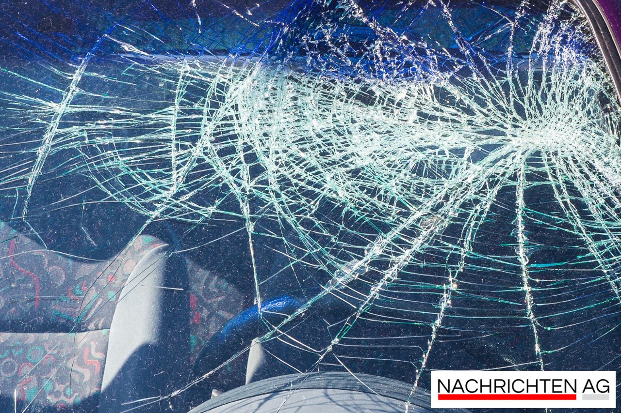 Schwerer Motorradunfall auf A57: Fahrer kämpft um sein Leben!